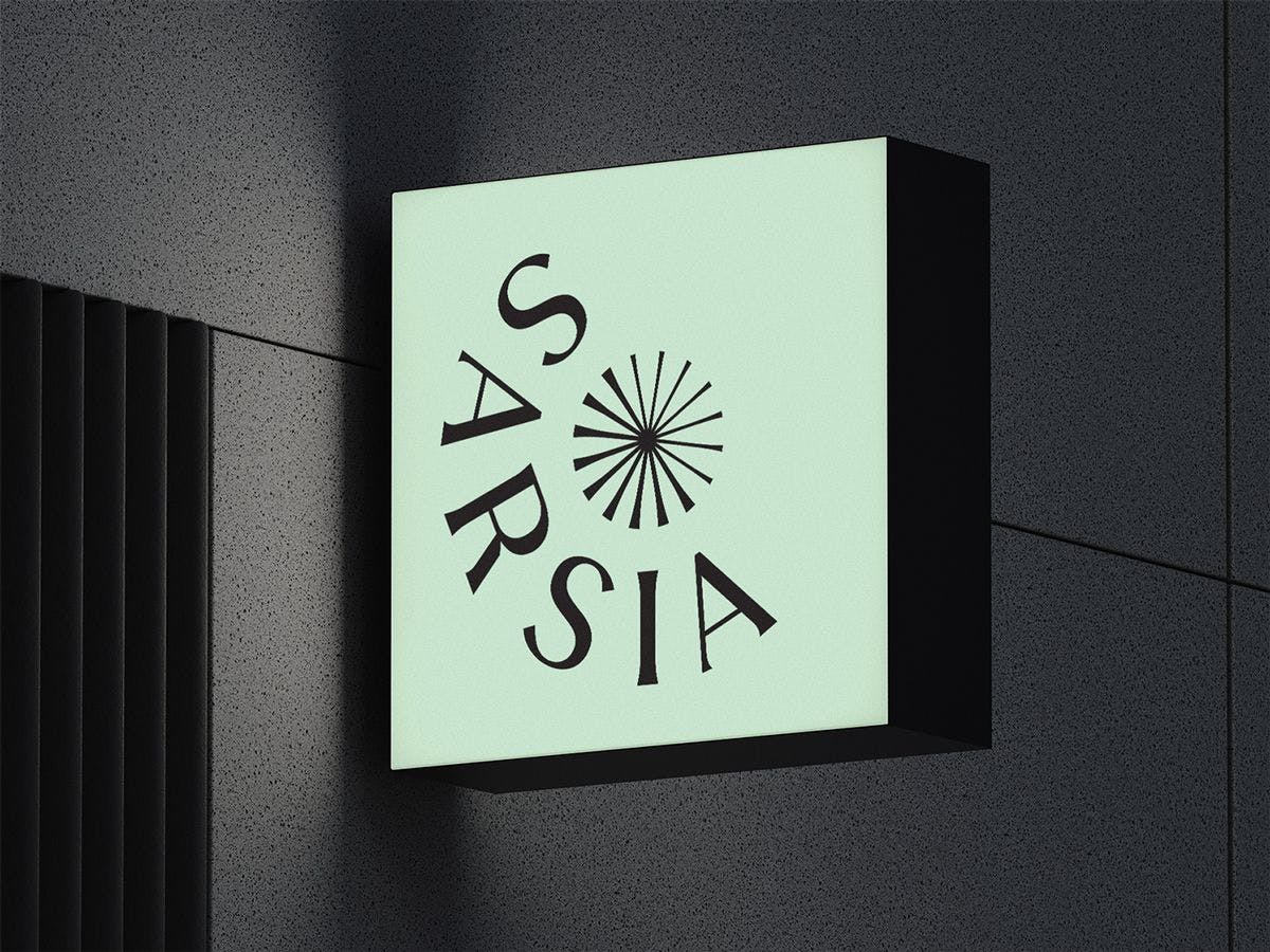 Mockup av skilt med Sarsia logo. 
