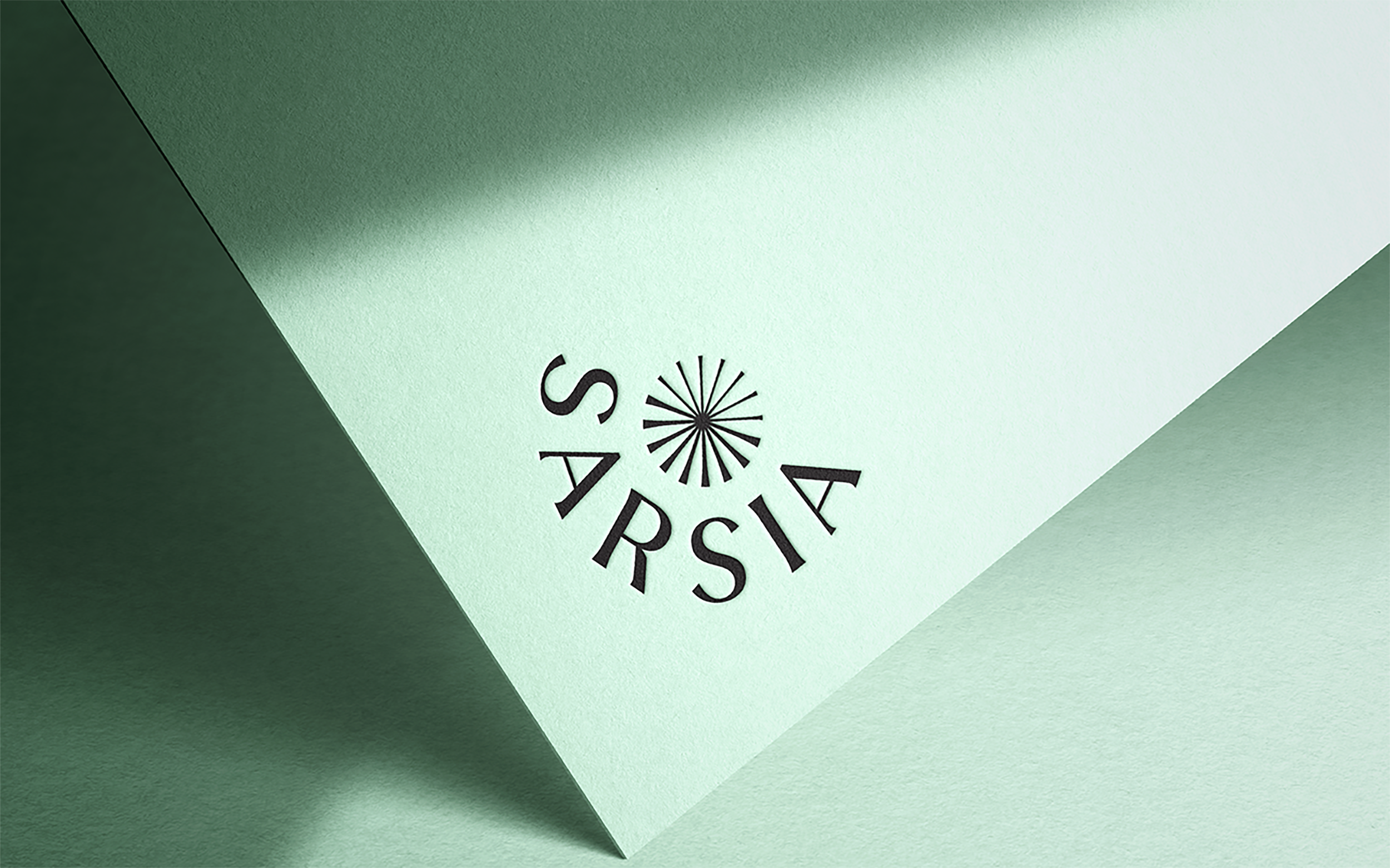 Mockup av Sarsia logo på et ark. 